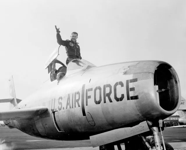 Lt. Col. Robert R. Scott, U.S. Air Force pilot from Des Moines, Ia., who broke air speed record from Los Angeles to New York, waves from the cockpit of F84F Thunderstreak he piloted  on the flight after landing at Republic Aviation Corp., field at Farmingdale, Long Island, N.Y., March 9, 1955. Scott's jet made it from California to the finish line at Floyd Bennett Field, averaging 649 miles per hour, in 3 hours, 46 minutes and 33 seconds. (Photo by Anthony Camerano/AP Photo)