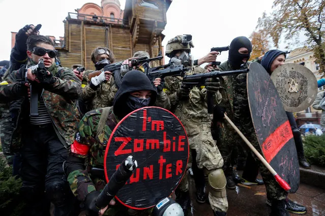 Participants take part in a Zombie Walk parade during Halloween celebrations in Kiev, Ukraine October 30, 2016. (Photo by Valentyn Ogirenko/Reuters)