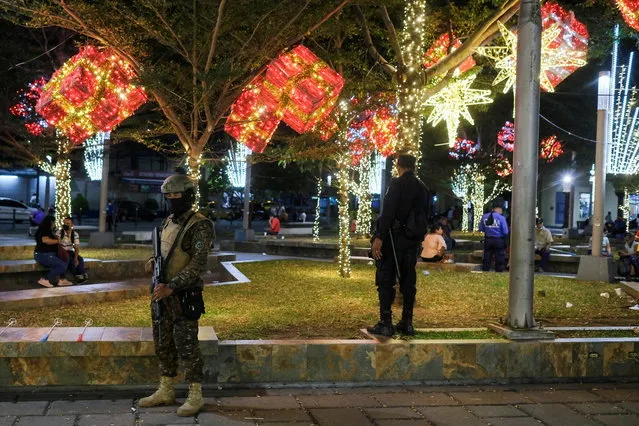 A soldier stands near Christmas lights decoration at the Libertad square, as the coronavirus disease (COVID-19) outbreak continues, in San Salvador, El Salvador on December 22, 2020. (Photo by Jose Cabezas/Reuters)