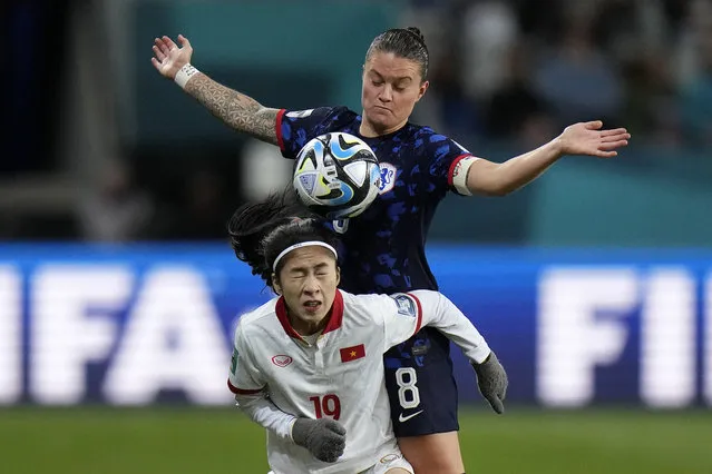 Netherlands' Sherida Spitse, up, and Vietnam's Thi Thanh Nha Nguyen challenge for the ball during the Women's World Cup Group E soccer match between Vietnam and the Netherlands in Dunedin, New Zealand, Tuesday, August 1, 2023. (Photo by Alessandra Tarantino/AP Photo)