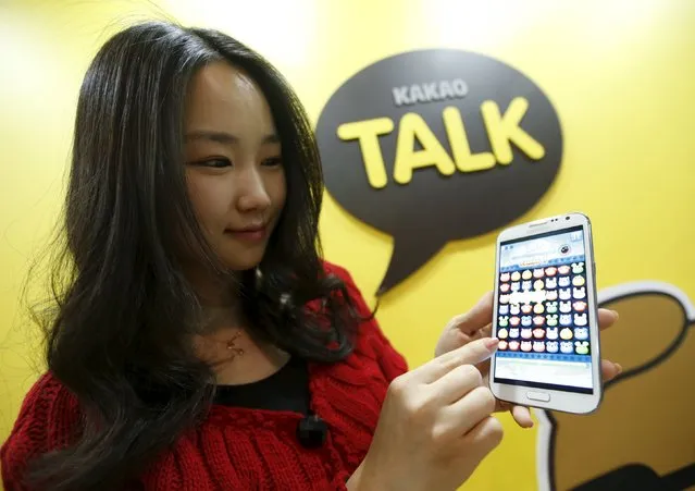 An employee of mobile messager Kakao Talk displays the mobile game "Anipang" on a smartphone at the company in Seongnam, south of Seoul, in this March 26, 2013 file photo. Chat app operator Kakao Corp said on January 11, 2015 it will buy control of South Korea's top music streaming service provider Loen Entertainment Inc for 1.9 trillion won ($1.57 billion), in another push to find new revenue streams. (Photo by Lee Jae-Won/Reuters)