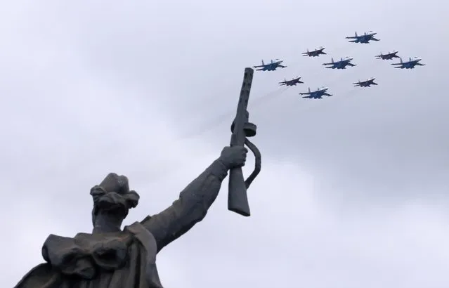 Russian army MiG-29 jet fighters of the Strizhi (Swifts) and Su-30SM jet fighters of the Russkiye Vityazi (Russian Knights) aerobatic teams fly in formation during a flypast, which is part of a military parade on Victory Day marking the 76th anniversary of the victory over Nazi Germany in World War Two, in central Moscow, Russia on May 9, 2021. (Photo by Tatyana Makeyeva/Reuters)