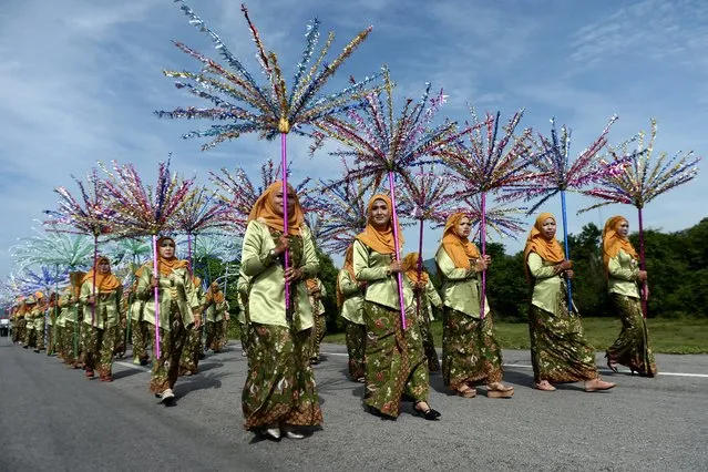 Participants take part in a parade to celebrate Muslim and Buddhist culture in Yi-ngo district of Narathiwat province, Thailand on September 4, 2018. (Photo by Madaree Tohlala/AFP Photo)