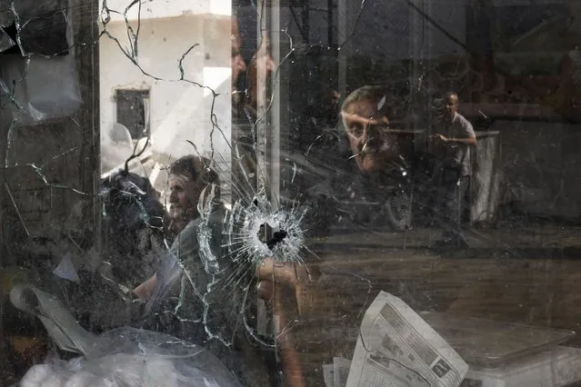 A bullet hole is seen in a shop window following an Israeli military raid in the Jenin refugee camp, West Bank, Wednesday, September 20, 2023. Palestinian health officials say the death toll over a day of fighting between Israel and the Palestinians in the occupied West Bank and the Gaza Strip has risen to six, four from Jenin. The army said that forces carried out a rare strike Tuesday with a suicide drone during the operation and exchanged fire with gunmen in Jenin. (Photo by Majdi Mohammed/AP Photo)