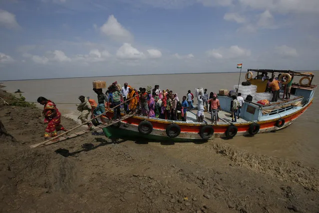 People disembark from a boat on Ghoramara Island, September 7, 2018. (Photo by Rupak De Chowdhuri/Reuters)