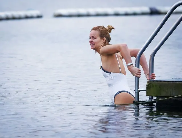 A swimmer goes for a dip in freezing temperatures at the Serpentine Lake in Hyde Park, central London on December 1, 2023, as temperatures in the capital dip below zero for another night. The Met Office has issued a yellow weather warning for parts of the UK with freezing temperatures and snow expected in large areas. (Photo by Ben Cawthra/London News Pictures)