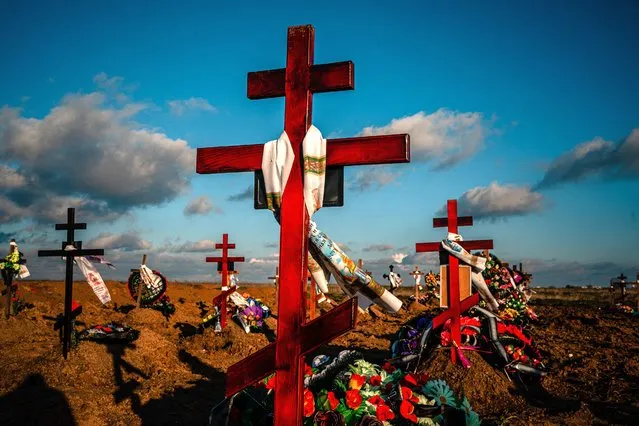 Memprial crosses are seen on the new graves at a cemetery in the southern city of Kherson on December 28, 2022. (Photo by Dimitar Dilkoff/AFP Photo)