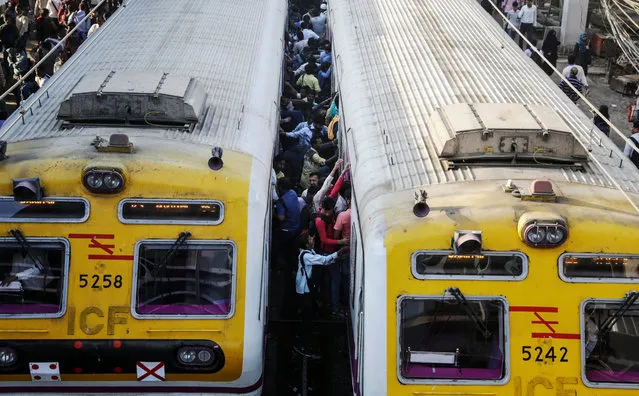 Commuters board a local train in Mumbai, India, 01 February 2017. Indian Finance Minister Arun Jaitley presented the Union Budget 2017 in New Delhi and for the first time the Railway Budget was also presented with the Union Budget, with an announcement of a 22 percent rise in the Railway Budget. According to media reports, Jaitley said that the effects of demonetization are not expected to spill over to the next year and the double-digit high inflation has been controlled. (Photo by Divyakant Solanki/EPA)