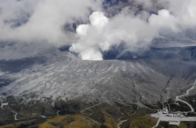 Photo taken from a Kyodo News helicopter shows volcanic fumes billowing from Mt. Aso as it erupts explosively in Kumamoto Prefecture, southwestern Japan, on October 20, 2021. (Photo by Kyodo News vía AP Photo)