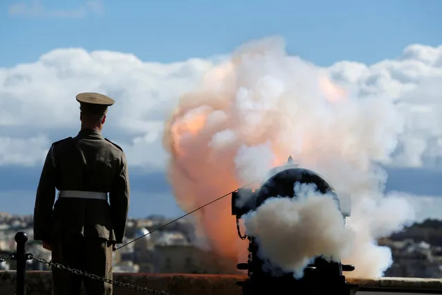 Malta Heritage Trust historical re-enactor, in World War One-era Royal Malta Artillery uniforms, fires the cannons in a general salute to mark the feast of Saint Paul's Shipwreck at the Upper Barrakka Saluting Battery in Valletta, Malta, February 10, 2017. (Photo by Darrin Zammit Lupi/Reuters)