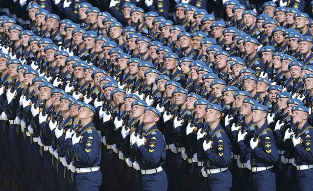 Russian ceremonial unit soldiers stand at the beginning of the Victory Day parade at Red Square in Moscow, Russia, May 9, 2015. (Photo by Reuters/Host Photo Agency/RIA Novosti)