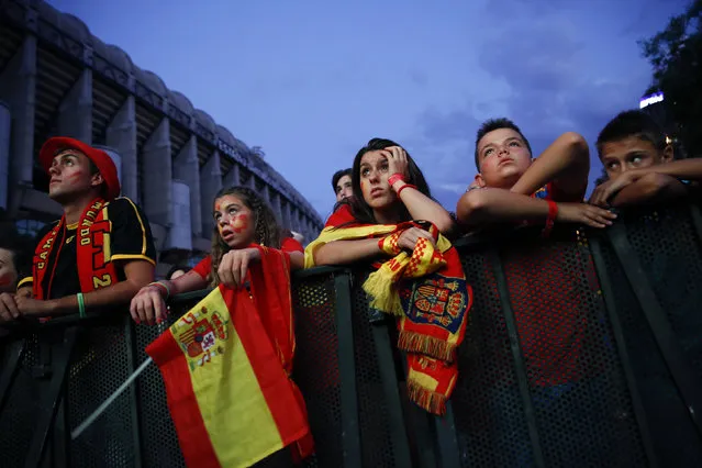Spain supporters react as they watch the team's 2014 World Cup Group B  soccer match against Netherlands on a giant screen at a fan park in Madrid, June 13, 2014. (Photo by Juan Medina/Reuters)