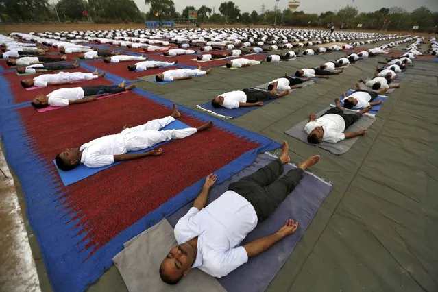Soldiers practice yoga during a rehearsal on the eve of World Yoga Day in Ahmedabad, India, June 20, 2016. (Photo by Amit Dave/Reuters)