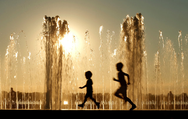 Children are silhouetted in front of a fountain during sunset in Samara, Russia July 18, 2017. (Photo by David Mdzinarishvili/Reuters)