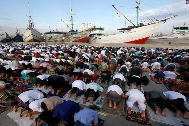 Muslims attend a Eid al-Fitr mass prayer to mark the end of the holy fasting month of Ramadan at Sunda Kelapa port in Jakarta, Indonesia, June 25, 2017. (Photo by Agoes Rudianto/Reuters)