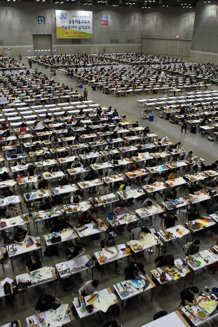 College aspirants sit for an art skill exam at KINTEX, a suburban exhibition center outside of Seoul, South Korea, 07 October 2015, as part of their requirements to enter the art college of Hanyang University in Seoul. (Photo by EPA/Yonhap)