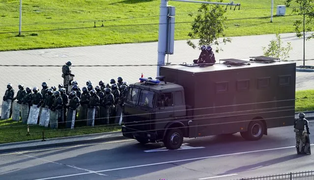 Riot police prepare to stop a Belarusian opposition supporters' rally protesting the official presidential election results in Minsk, Belarus, Sunday, September 13, 2020. (Photo by TUT.by via AP Photo)
