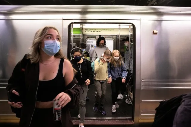 Naomi Hassebroek accompanies her daughter Lydia and classmate Emmanuelle Michalski-Ratcliffe on the subway ride to their first day of in person school at I.S. 318, amid the coronavirus disease (COVID-19) outbreak in Brooklyn, New York, U.S. October 1, 2020. (Photo by Caitlin Ochs/Reuters)