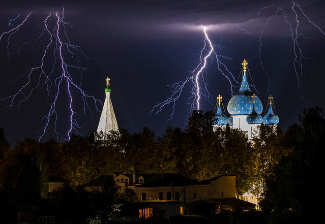 Lightnings strike  above the domes of the churches of the Kremlin of Suzdal, in Russia, on August 23, 2024. (Photo by Maxim Shemetov/Reuters)