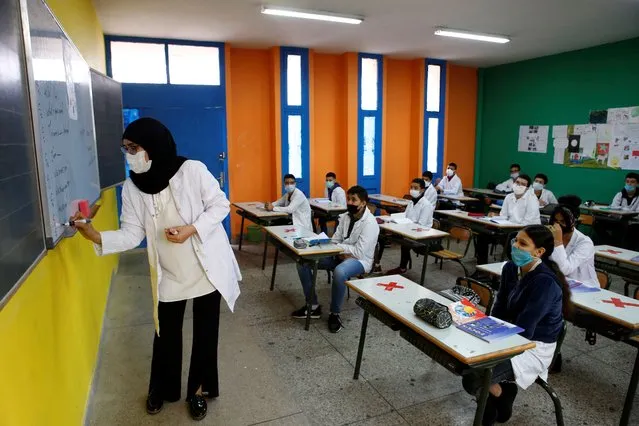 The teacher wears a face mask at Mansour Eddahbi College in the Derb El Kabir district of the AL Fida prefecture in Casablanca, Morocco, Monday, October 5, 2020. Today it is the start of the school year in Casablanca, with a delayed start due to the COVID-19 pandemic. (Photo by Abdeljalil Bounhar/AP Photo)