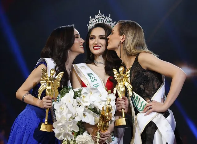Newly crowned Vietnam's Nguyen Huong Giang (C), with first runner up Australia's Jacqueline (R) and second runner up Thailand's Rinrada Thurapan, (L) during the annual transgender beauty contest of Miss International Queen 2018 at Pattaya city, in Chonburi province, Thailand, 09 March 2018. (Photo by Narong Sangnak/EPA/EFE)