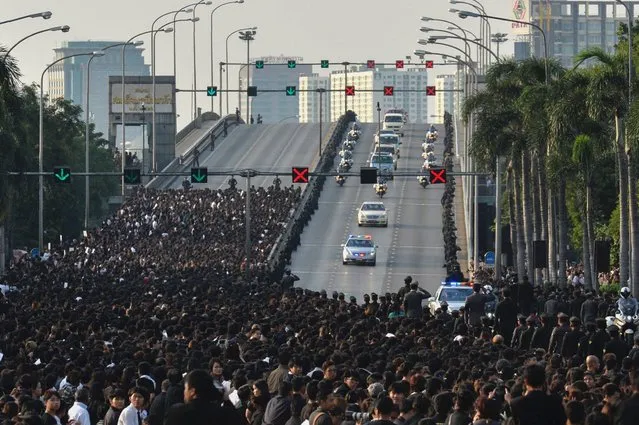 A van carries the body of Thai King Bhumibol Adulyadej's to his palace in Bangkok on October 14, 2016. Bhumibol, the world's longest-reigning monarch, passed away aged 88 on October 13, 2016 after years of ill health, removing a stabilising father figure from a country where political tensions remain two years after a military coup. (Photo by Munir Uz Zaman/AFP Photo)