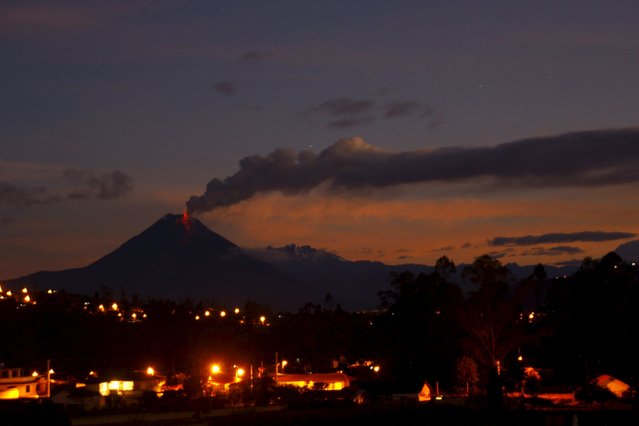 Ecuador's Tungurahua volcano spews large clouds of gas and ash near Banos,  October 11, 2015. (Photo by Carlos Campana/Reuters)