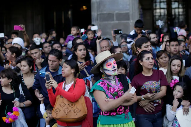 People look at the “Day of the Dead” parade in Mexico City, Mexico, October 29, 2016. (Photo by Carlos Jasso/Reuters)