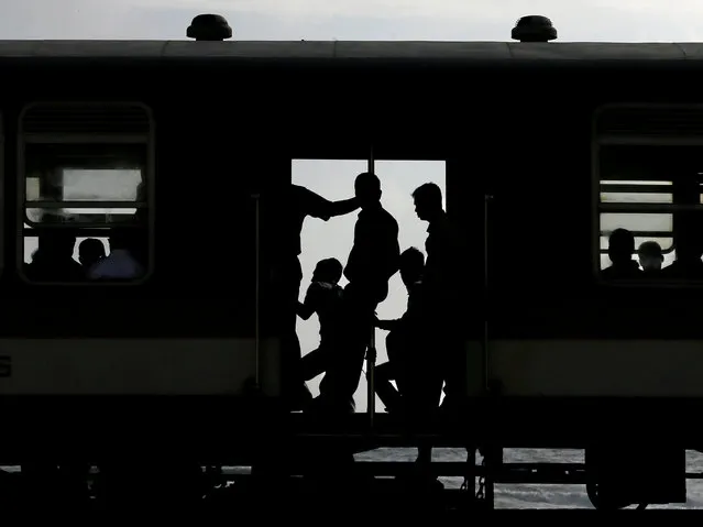People travel in a train after work at the end of the day in Colombo , Sri Lanka July 18, 2016. (Photo by Dinuka Liyanawatte/Reuters)