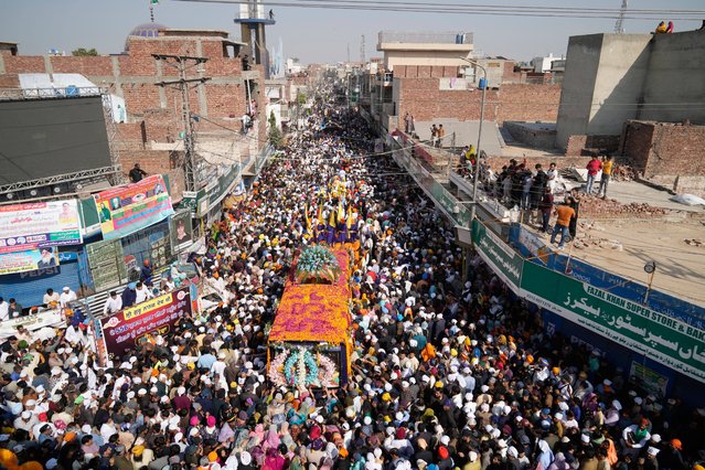 Sikh pilgrims attend a religious ceremony in celebrations marking the birth anniversary of of their spiritual leader Baba Guru Nanak Dev, at the Gurdwara Janam Asthan Nankana Sahib near Lahore,Pakistan, Wednesday, November 5, 2025. (Photo by K.M. Chaudary/AP Photo)