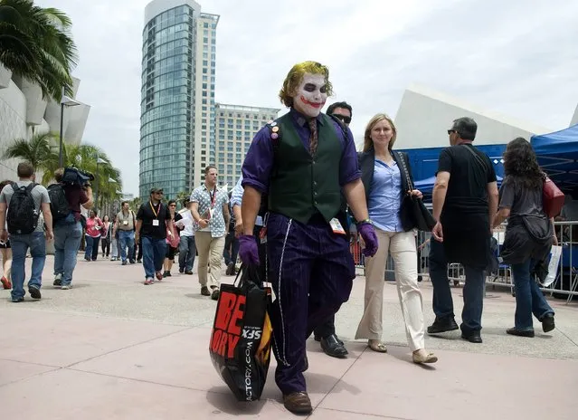 Pete Mendoza of Los Angeles, dressed as The Joker from the Batman movies, walks outside the exhibit halls at Comic-Con International in San Diego, California July 12, 2012. (Photo by Mario Anzuoni/Reuters)