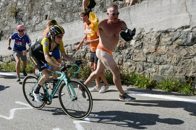 Spectators run along Netherlands' Steven Kruijswijk in the ascent to l'Alpe d'Huez during the twelfth stage of the 105th edition of the Tour de France cycling race, between Bourg-Saint-Maurice – Les Arcs and l'Alpe d'Huez, on July 19, 2018. (Photo by Philippe Lopez/AFP Photo)