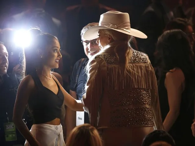 Ariana Grande (L) greets Lady Gaga in the audience at the 2016 American Music Awards in Los Angeles, California, U.S., November 20, 2016. (Photo by Mario Anzuoni/Reuters)