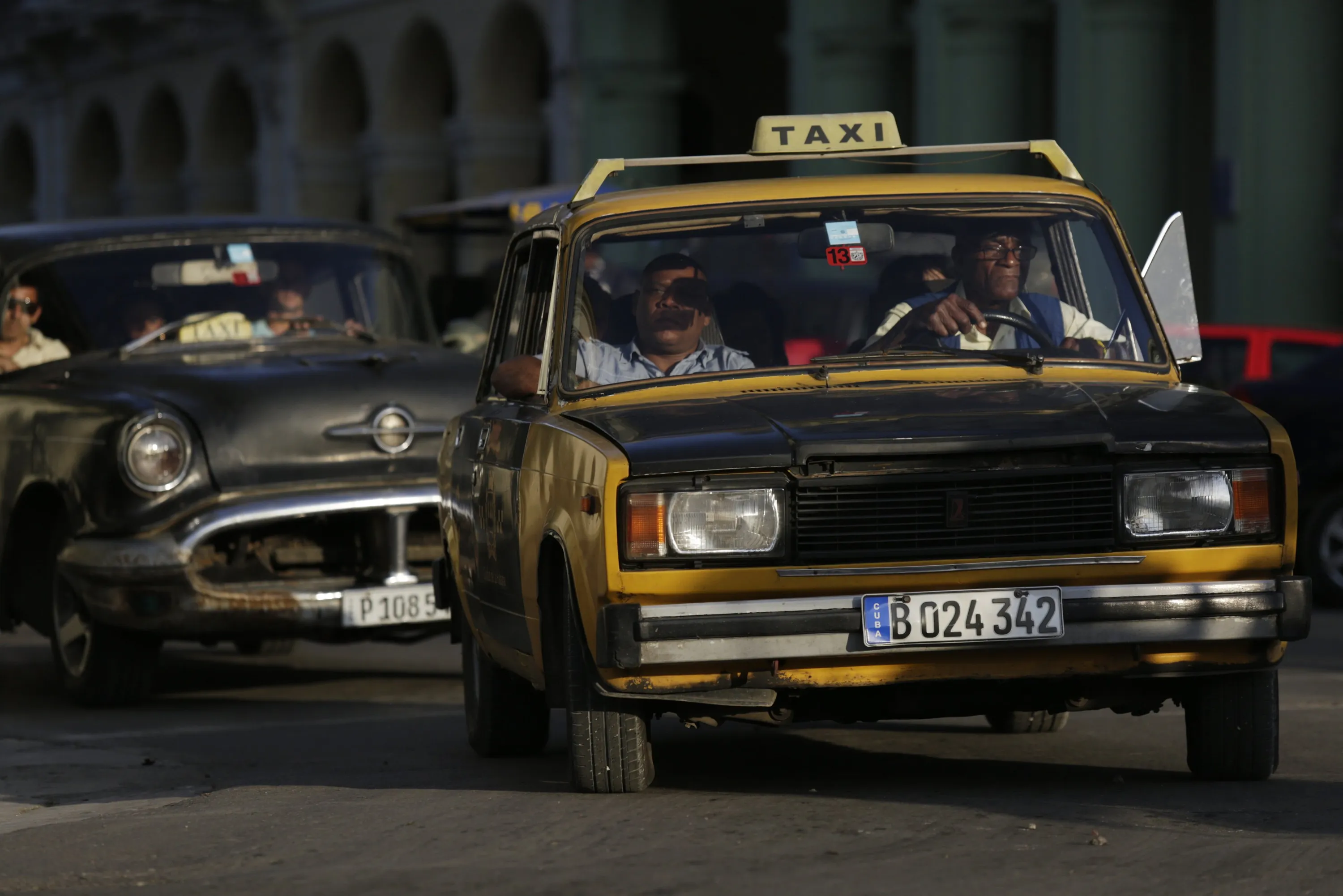 Русские машинки видео. Русские машины. Куба Гавана русские машины. Машина русская. Куба советские автомобили.