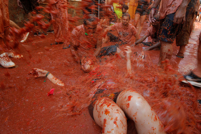 Revellers play with tomato pulp during the annual Tomatina festival in Bunol, near Valencia, Spain on August 29, 2018. (Photo by Heino Kalis/Reuters)