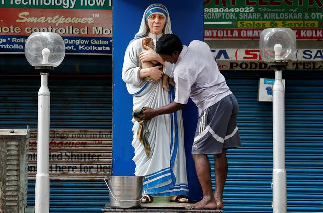 A man cleans a statue of Saint Mother Teresa on a pavement ahead of her death anniversary, in Kolkata, India September 4, 2018. (Photo by Rupak De Chowdhuri/Reuters)