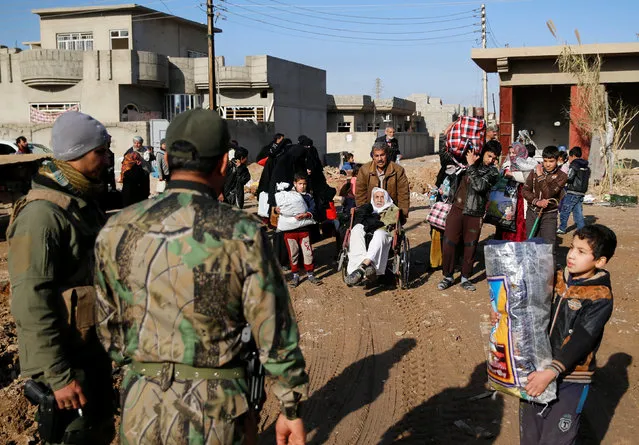 Civilians flee fighting between Iraqi forces and Islamic State fighters north of Mosul, Iraq, December 30, 2016. (Photo by Ammar Awad/Reuters)