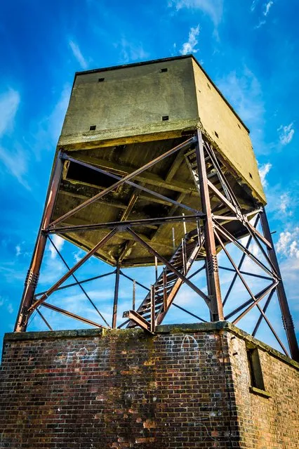 Radar tower, used to monitor shipping, still stands impassively on the banks of Thames near Tilbury. (Photo by MediaDrumWorld.com)