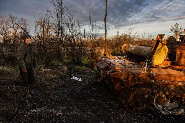 Youri Ponomarienko, a 54 year-old local resident from the village of Bohorodychne looks at a destroyed T-72 Russian tank on December 20, 2022. Bohorodychne is a village in Donetsk region that came under heavy attack by Russian forces in June 2022, during the Russian invasion of Ukraine. On August 17, 2022 the Russian forces captured the village. The Armed Forces of Ukraine announced on September 12, 2022 that they took back the control over the village. A few resident came back to restore their destroyed houses and live in the village. (Photo by Sameer Al-Doumy/AFP Photo)