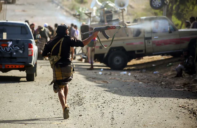 Yemeni tribesmen from the Popular Resistance Committees, supporting forces loyal to Yemen's Saudi-backed President Abedrabbo Mansour Hadi, hold a position during clashes with Shiite Huthi rebels west of the city of Taez, on March 21, 2016. Since March 19, fighting has raged in the outskirts of third city Taez as rebels try to retake positions lost in recent weeks to loyalists, military sources said. (Photo by Ahmad Al-Basha/AFP Photo)