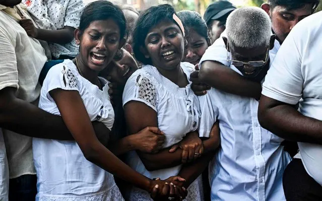Relatives mourn during a burial ceremony of bomb blast victim at a cemetery in Colombo on April 24, 2019, three days after a series of suicide attacks targeting churches and luxury hotels in Sri Lanka. Sri Lanka's government on April 24 acknowledged "major" lapses over its failure to prevent the horrific Easter attacks that killed more than 350 people, despite prior intelligence warnings. (Photo by Jewel Samad/AFP Photo)