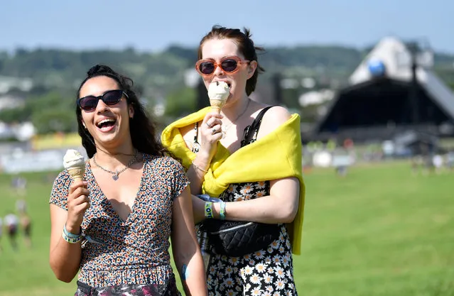 Festival goers eat ice-cream during the Glastonbury Festival in Pilton, Britain, 27 June 2019. Glastonbury Festival of Contemporary Performing Arts is a five-day festival running from 26 to 30 June. (Photo by Neil Hall/EPA/EFE)