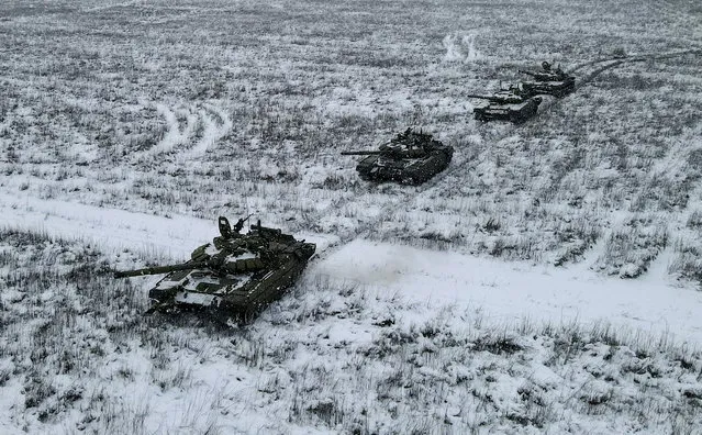Russian T-72B3 main battle tanks drive during snowfall as the armed forces of the Southern Military District hold drills at the Kadamovsky range in the Rostov region, Russia on January 27, 2022. (Photo by Sergey Pivovarov/Reuters)