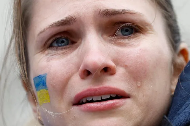 A person reacts during a pro-Ukrainian demonstration near Downing Street, in London, Britain, February 24, 2022. (Photo by Peter Cziborra/Reuters)