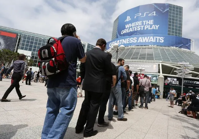 People stand in line to enter the 2014 Electronic Entertainment Expo, known as E3, in Los Angeles, June 10, 2014.  REUTERS/Jonathan Alcorn