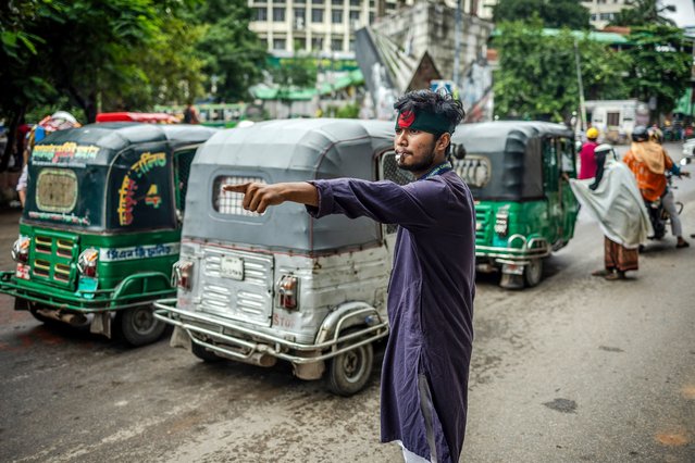 Bangladeshi students control the traffic as police went on strike in Dhaka on August 9, 2024. Nobel laureate Muhammad Yunus led a solemn tribute to Bangladesh's fallen independence heroes on August 9 in the first act of his interim government, after a student-led uprising forced predecessor Sheikh Hasina into exile. Yunus, 84, was sworn in on Thursday night after returning home from Europe at the request of protest leaders, following the sudden end of Hasina's 15-year rule. (Photo by Luis Tato/AFP Photo)