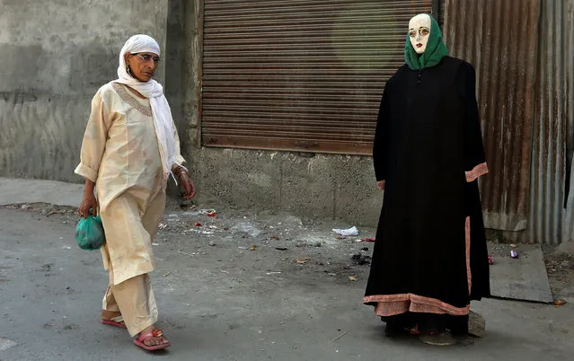 A Kashmiri woman walks past a mannequin in Srinagar, India June 6, 2016. (Photo by Danish Ismail/Reuters)