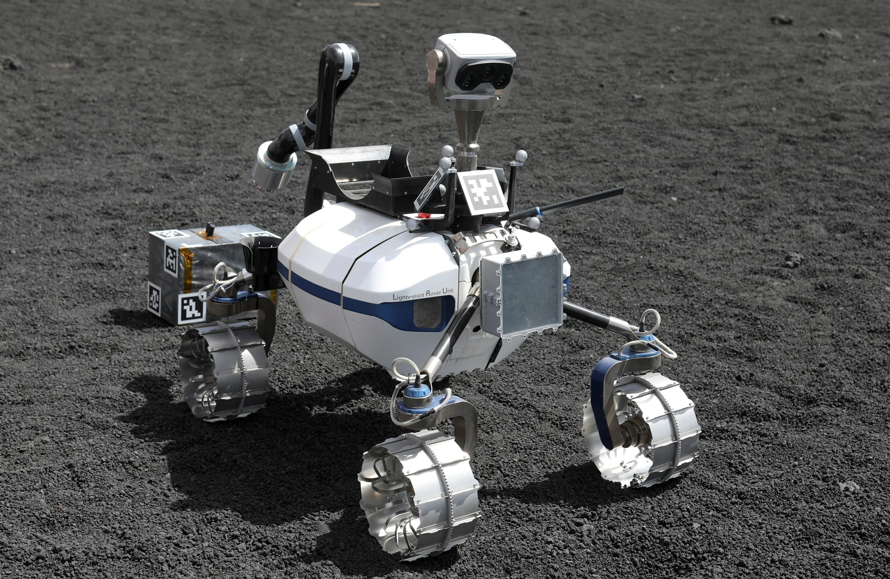 Какой из автономных роботов созданный французским изобретателем. Луноход -марсоход Ровер. Lunar Rover робот. Космические роботы. Роботы в космосе.