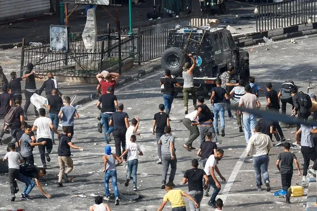 Palestinian demonstrators protesting the arrest of two Palestinian militants clash with Palestinian security forces, in Nablus in the Israeli-occupied West Bank on September 20, 2022. (Photo by Mohamad Torokman/Reuters)