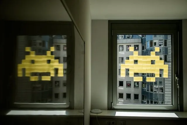 Post-It figures and characters are seen on the window of a downtown office in Budapest, Hungary, 29 August 2016. The first figure, a smiley, made of sticky notes, started to appear three weeks ago which drew the attention of the employees in the neighbouring building, then their war has started. These characters were strictly made after the work time or in the lunch break. (Photo by Zoltan Balogh/EPA)